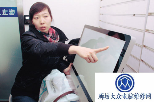 万元“苹果电脑”显示屏使用后大面积进灰图片